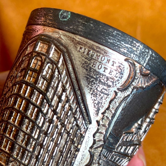 Very vintage souvenir of Atlanta heavy pencil cup with landmarks. Old patina - Picture 3 of 10